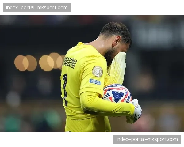 特写镜头：巴黎圣日耳曼门将多纳鲁马大声指挥后卫线前提造越位